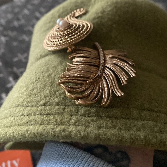 Vintage green wool hat with gold brooches - Picture 2 of 12
